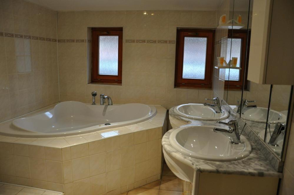 Hotel Loucky Litvínov Екстериор снимка
