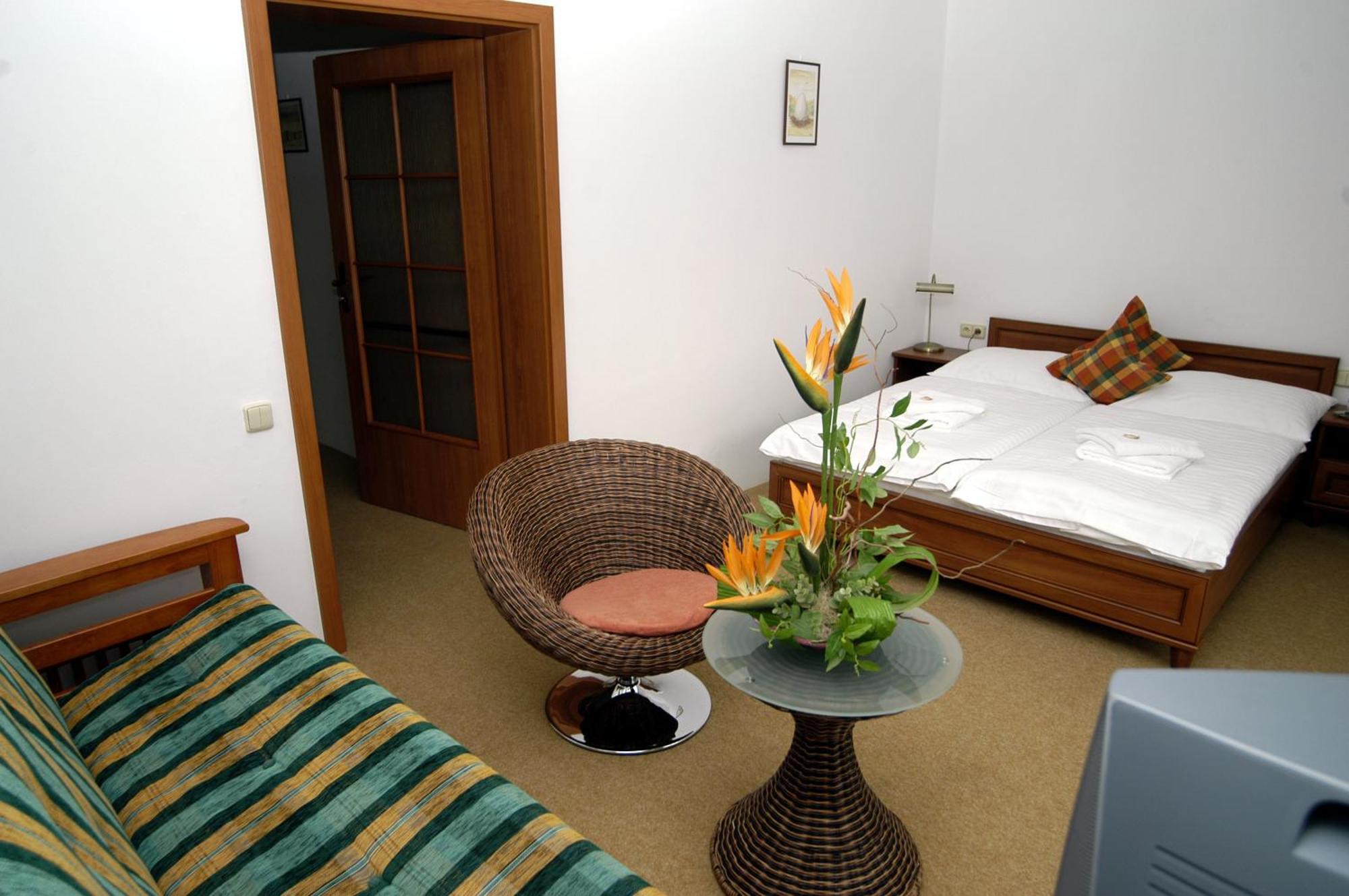 Hotel Loucky Litvínov Екстериор снимка